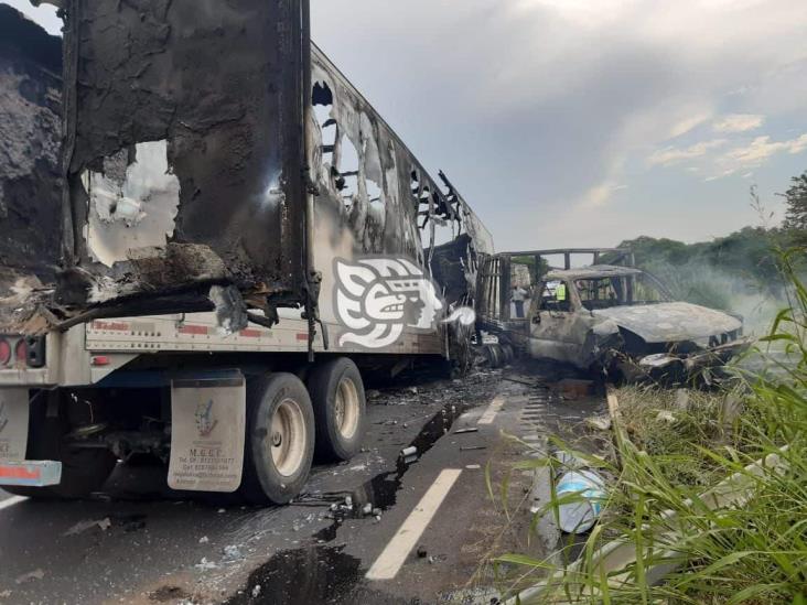 La libran tras choque e incendio en autopista Cosoleacaque-La Tinaja 