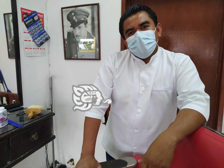 Y seguimos en esto; ‘El Meza’ y sus 16 años de darle a la barbería en Xalapa