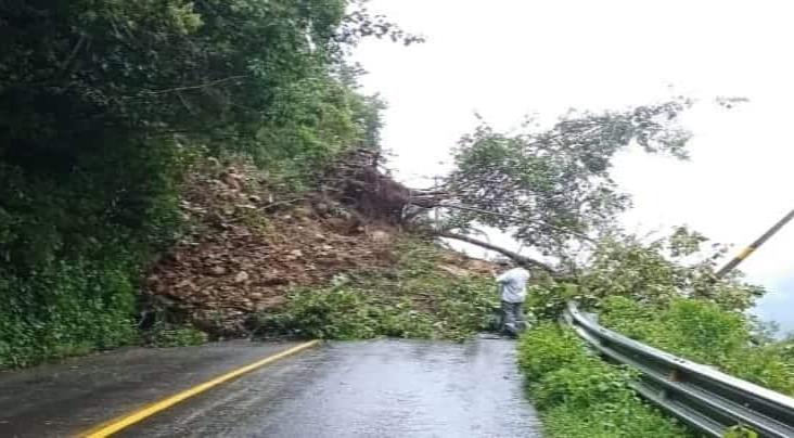 Reportan deslizamiento en Los Reyes; paso en carretera Orizaba-Zongolica, cerrado