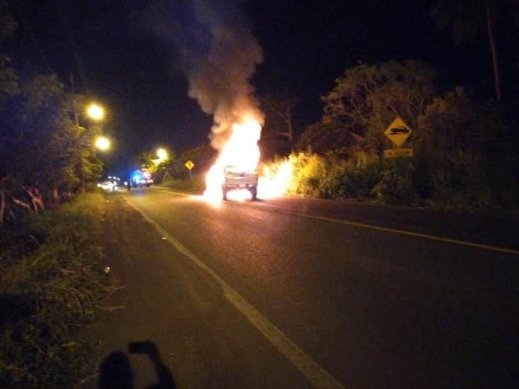 Conductor ebrio impacta con un motociclista y muere calcinado 