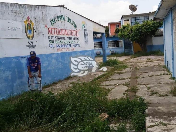 En escuelas de Cosoleacaque inician los trabajos de limpieza