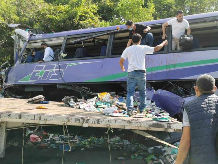 2 muertos y 15 heridos tras choque de autobús con trabajadores de Laguna Verde