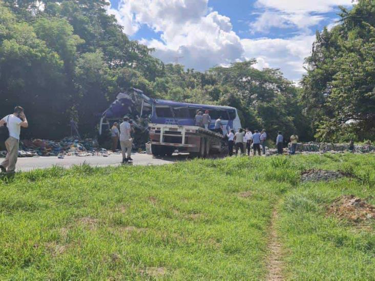 2 muertos y 15 heridos tras choque de autobús con trabajadores de Laguna Verde