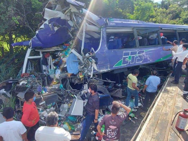 2 muertos y 15 heridos tras choque de autobús con trabajadores de Laguna Verde