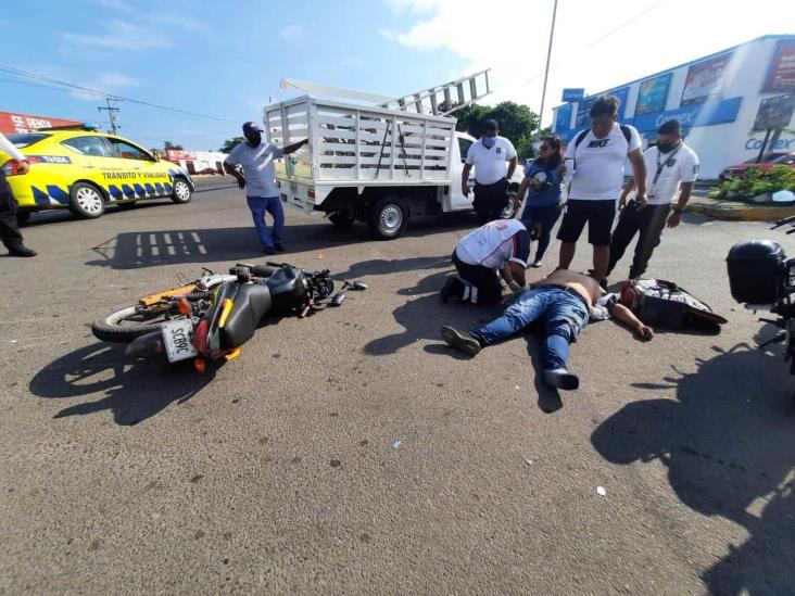 Choque entre motociclista y camioneta deja una persona lesionada