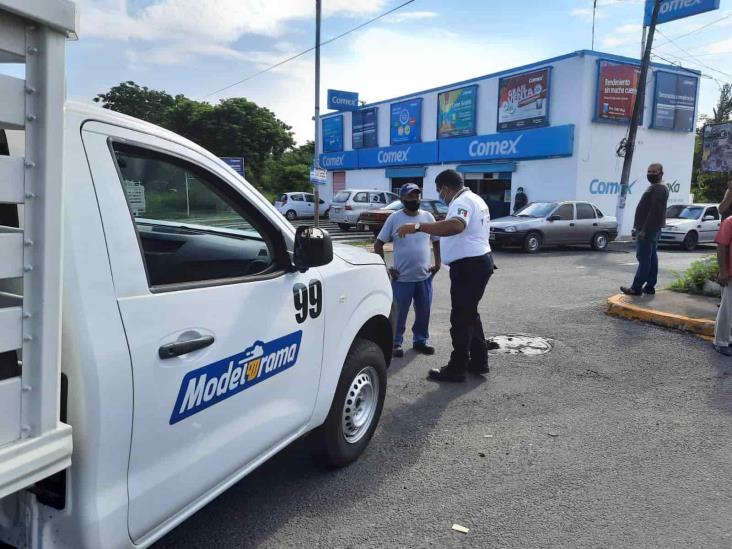 Choque entre motociclista y camioneta deja una persona lesionada