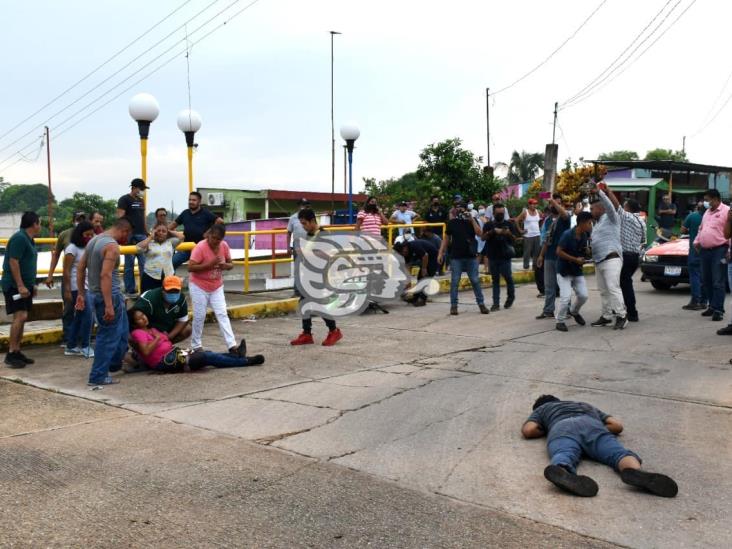 Atacan a balazos a pareja frente a parque “Temoyo” en Acayucan; muere varón