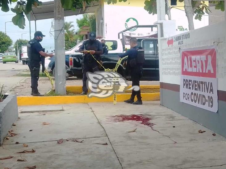 Atacan a tiros a joven frente a oficinas de Tránsito en Jáltipan