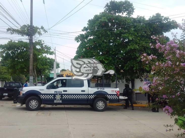 Atacan a tiros a joven frente a oficinas de Tránsito en Jáltipan