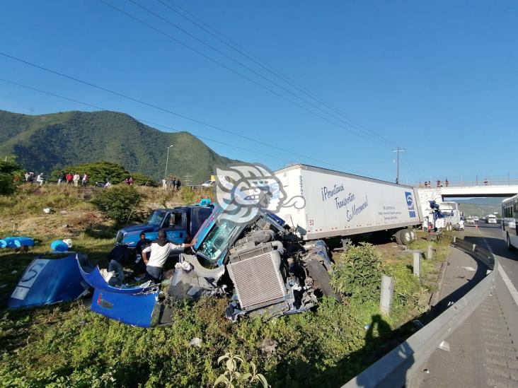 Vuelca tráiler cargado de hipoclorito en la autopista Puebla-Orizaba