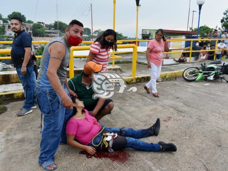 Atacan a balazos a pareja frente a parque “Temoyo” en Acayucan; muere varón