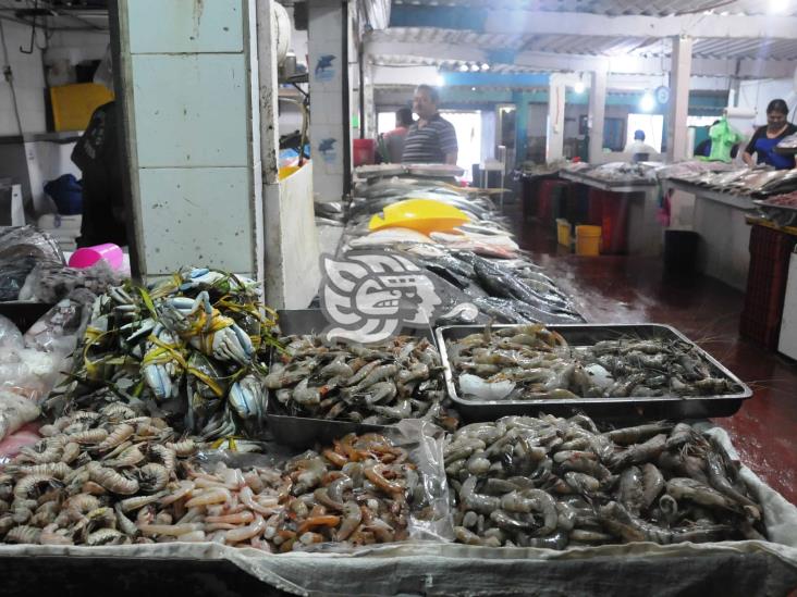 Reportan bajas ventas en mercado de mariscos de Coatza
