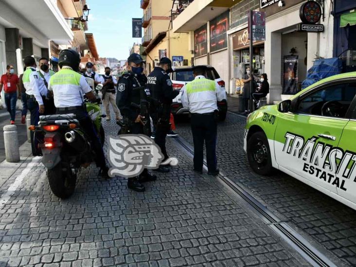 Hombre arrolla y le fractura el brazo a agente de Tránsito, en Centro de Xalapa