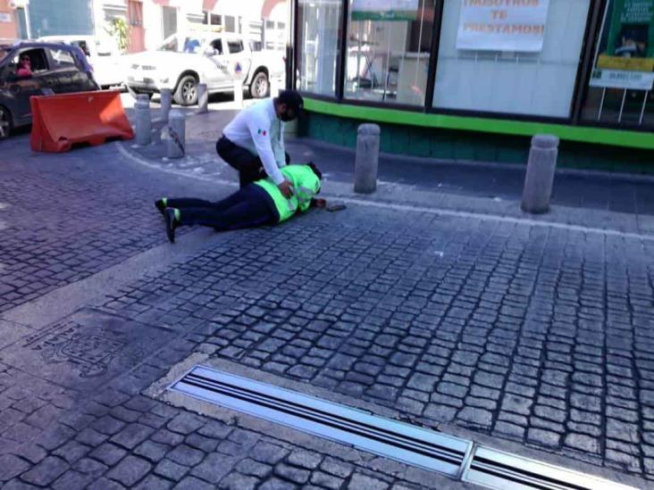 Hombre arrolla y le fractura el brazo a agente de Tránsito, en Centro de Xalapa