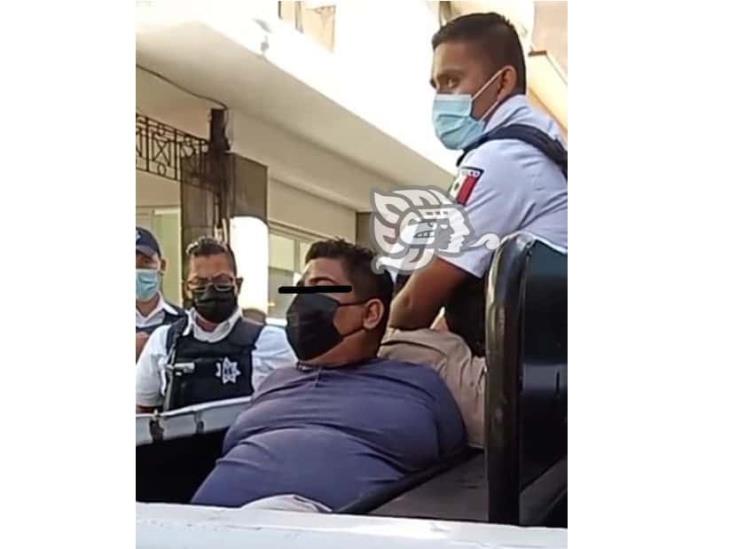 Hombre arrolla y le fractura el brazo a agente de Tránsito, en Centro de Xalapa