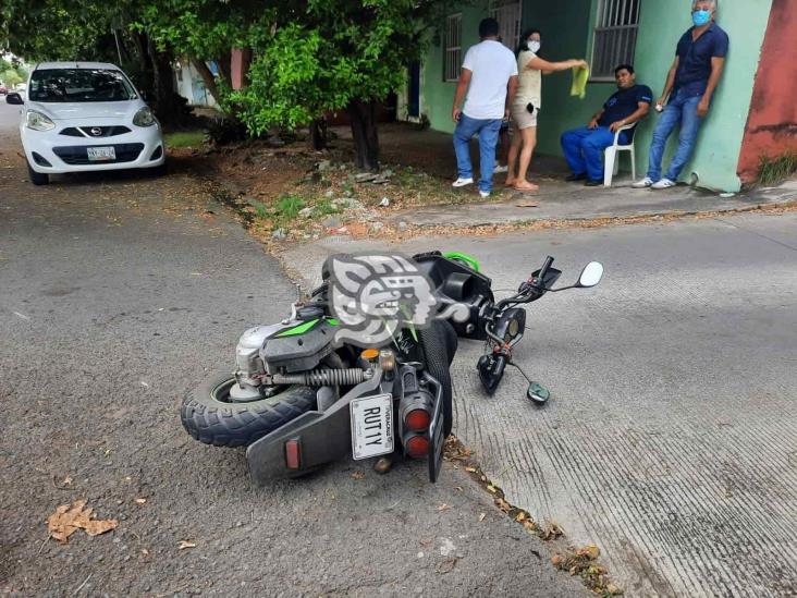 Motociclista se impacta con taxista en calles de Veracruz