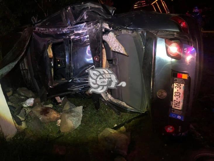 Auto choca contra casa en Rafael Lucio; hay dos muertos