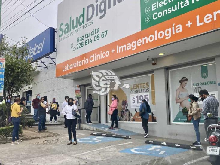 Abarrotan farmacias y laboratorios de Xalapa ante el aumento de contagios de Covid-19