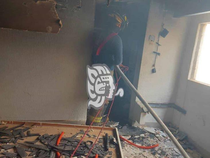 Incendio en hotel abandonado de Coatzacoalcos; PC y Bomberos atienden