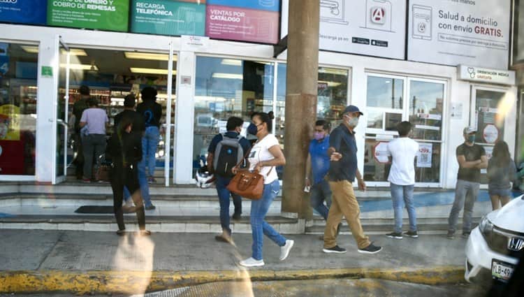 Abarrotan farmacias y laboratorios de Xalapa ante el aumento de contagios de Covid-19