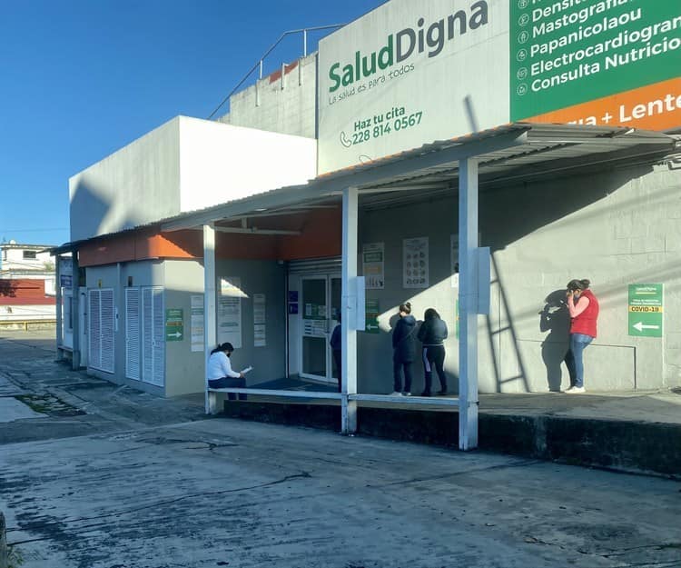 Abarrotan farmacias y laboratorios de Xalapa ante el aumento de contagios de Covid-19