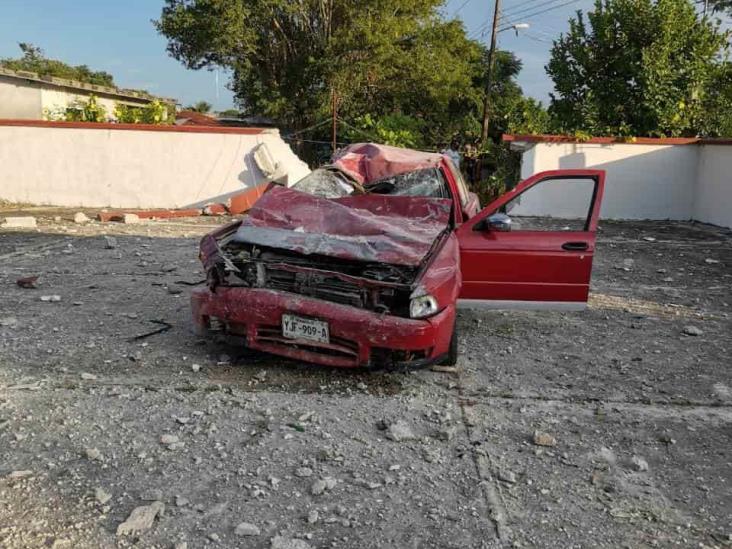 Dos muertos tras choque de auto contra barda de escuela en Tecolutla