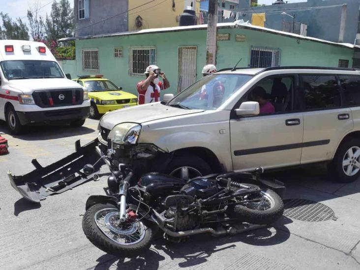 Motociclista es impactado por camioneta en calles de Veracruz
