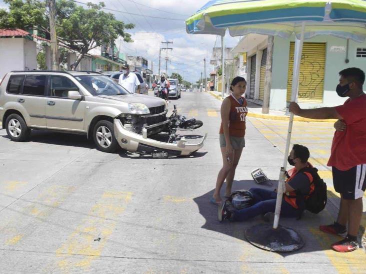 Motociclista es impactado por camioneta en calles de Veracruz