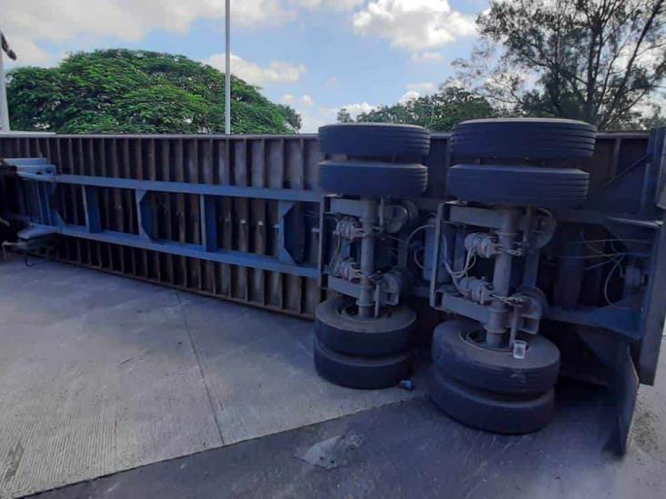 Conductor de tráiler pierde el control y vuelca sobre carretera federal Veracruz