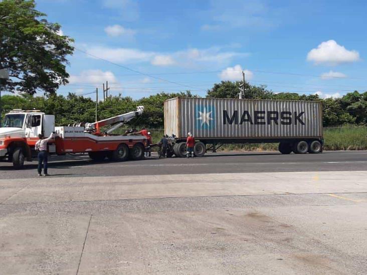 Conductor de tráiler pierde el control y vuelca sobre carretera federal Veracruz