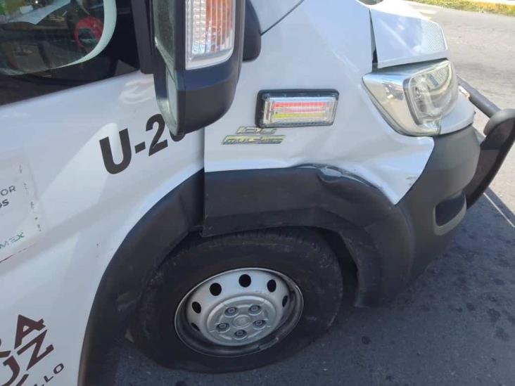 Fuerte percance entre camioneta y ambulancia en fraccionamiento Jardines de Virginia