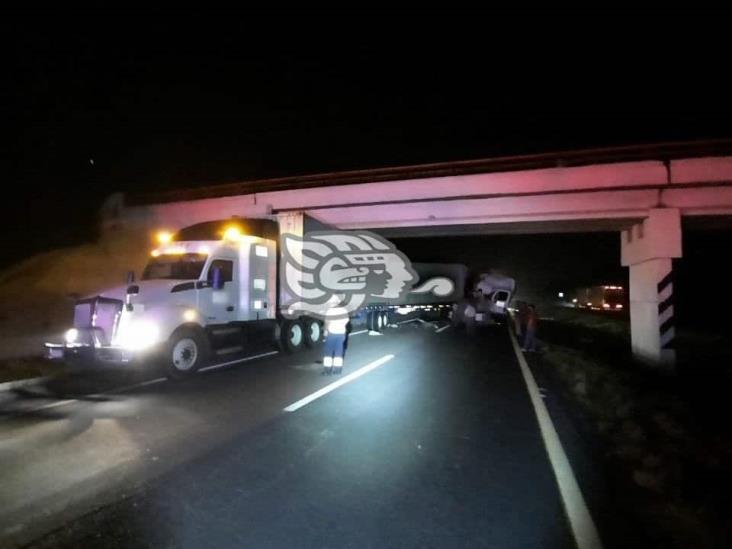 Muere trailero tras estrellarse con otra unidad en la Córdoba-Veracruz