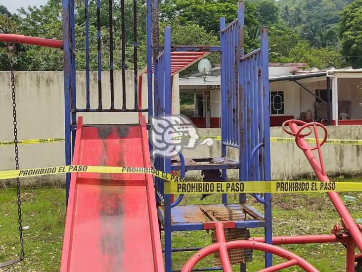 PC de Moloacán desmantela juegos infantiles deteriorados 