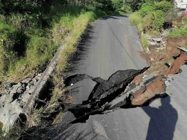 Por lluvias, colapsa socavón de carretera Xalapa- El Castillo