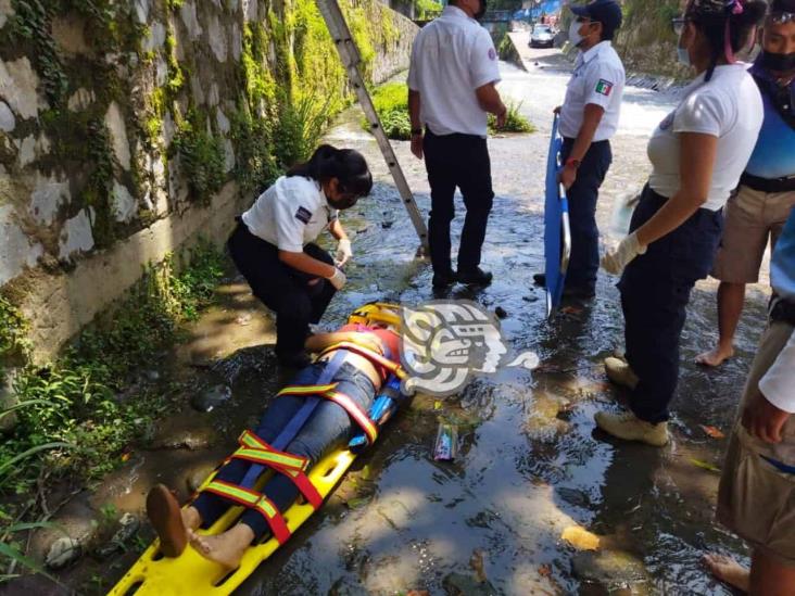 Rescatan a mujer que resbaló y cayó en afluente del río Orizaba
