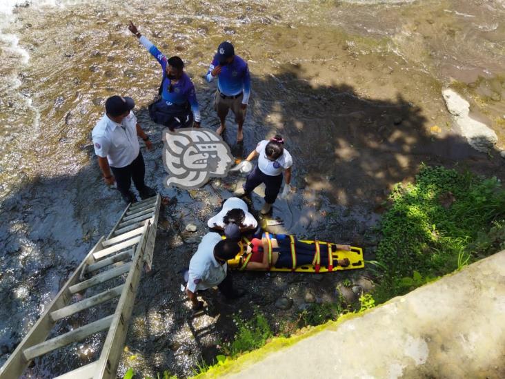 Rescatan a mujer que resbaló y cayó en afluente del río Orizaba