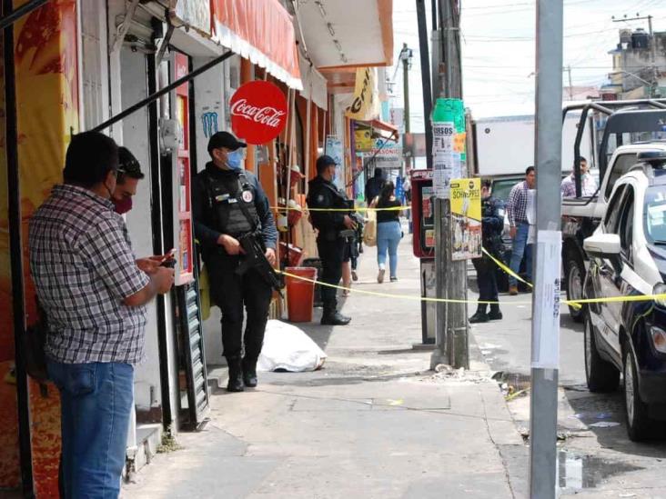 De un infarto fulminante, muere hombre en una banqueta, cerca de La Rotonda