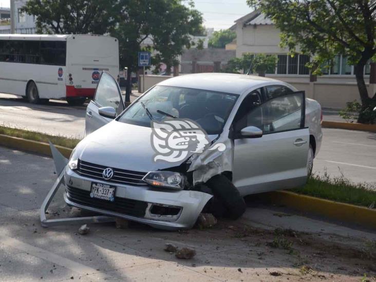 Joven pierde el control tras viajar a exceso de velocidad y protagoniza accidente