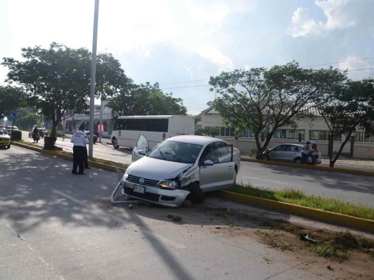 Joven pierde el control tras viajar a exceso de velocidad y protagoniza accidente