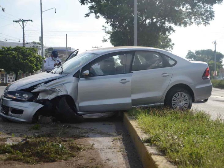 Joven pierde el control tras viajar a exceso de velocidad y protagoniza accidente