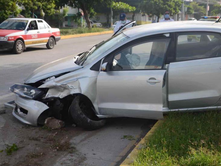 Joven pierde el control tras viajar a exceso de velocidad y protagoniza accidente