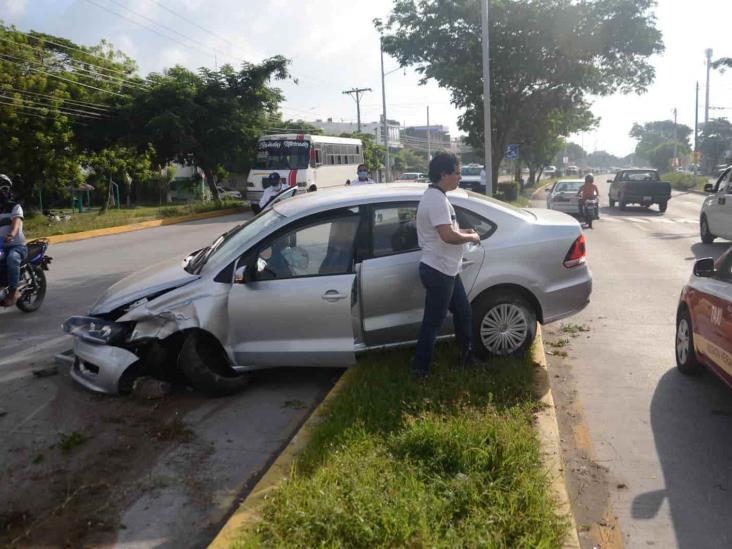 Joven pierde el control tras viajar a exceso de velocidad y protagoniza accidente