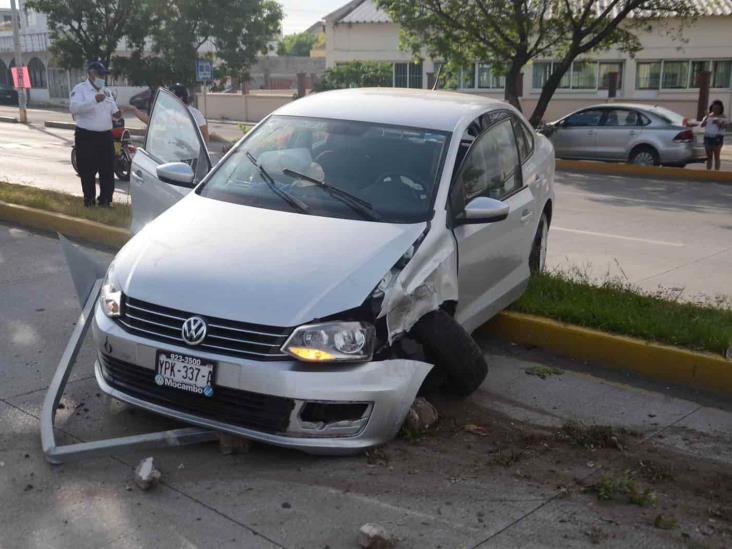 Joven pierde el control tras viajar a exceso de velocidad y protagoniza accidente