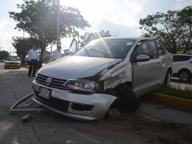 Joven pierde el control tras viajar a exceso de velocidad y protagoniza accidente