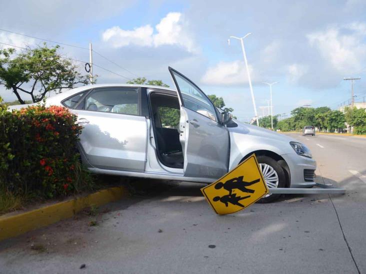 Joven pierde el control tras viajar a exceso de velocidad y protagoniza accidente