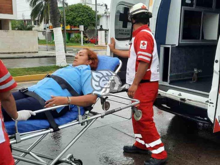 Mujer derrapa tras viajar a exceso de velocidad en fraccionamiento de Veracruz