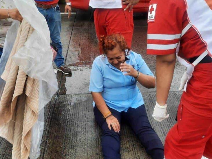 Mujer derrapa tras viajar a exceso de velocidad en fraccionamiento de Veracruz