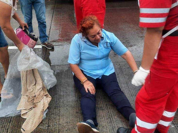 Mujer derrapa tras viajar a exceso de velocidad en fraccionamiento de Veracruz