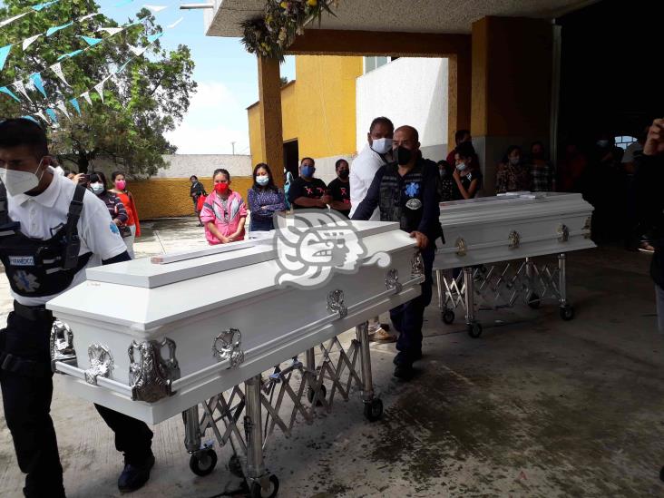Entre llanto y dolor, sepultan a familia fallecida tras deslave por ‘Grace’ en Xalapa