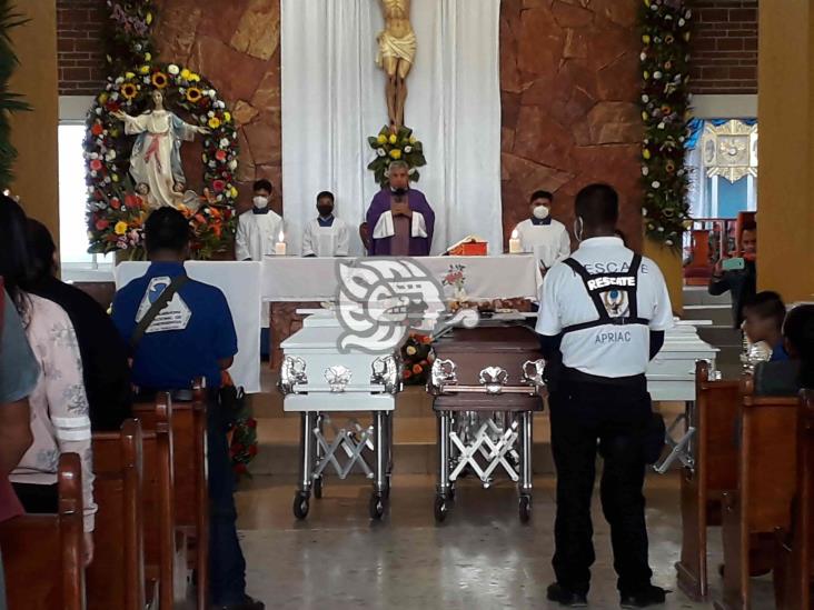 Entre llanto y dolor, sepultan a familia fallecida tras deslave por ‘Grace’ en Xalapa